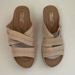 Shibever women’s wedge sandals, NWOT, cream, size 39 (US 8 1/2).